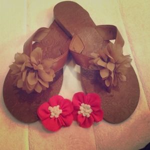 Brown flip flops with interchangeable pieces