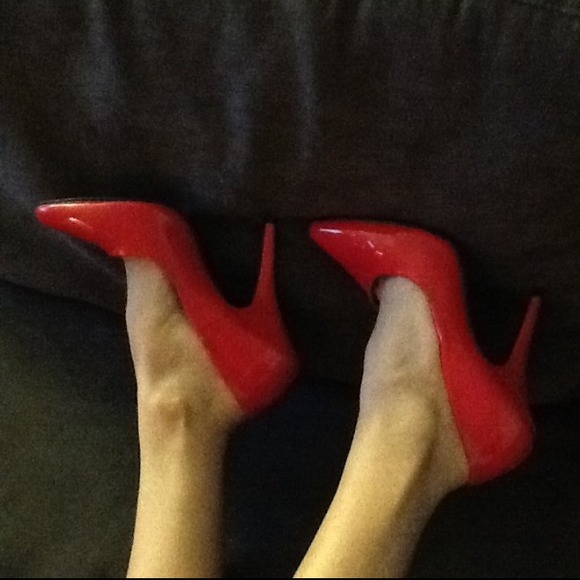 Pleasure red patent leather pump heels
Size 9
