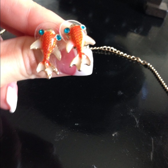 Betsey Johnson matching earrings and necklace! - Picture 2 of 3