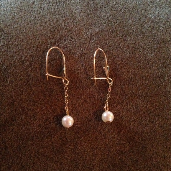 14k dangle pearl earrings.