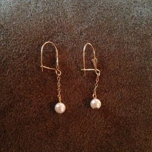 14k dangle pearl earrings.