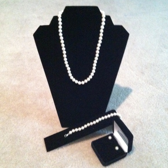3 Piece Freshwater Pearl Set in White.