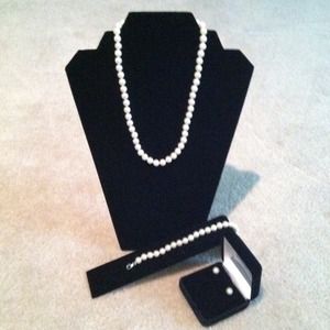 3 Piece Freshwater Pearl Set in White.