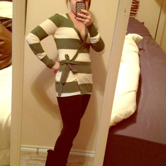 ✨on hold✨Green and cream wrap sweater!
