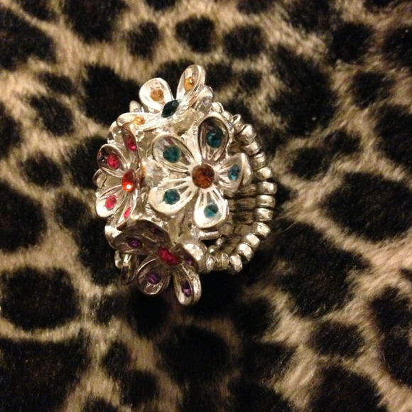 Flower ring - Picture 2 of 2