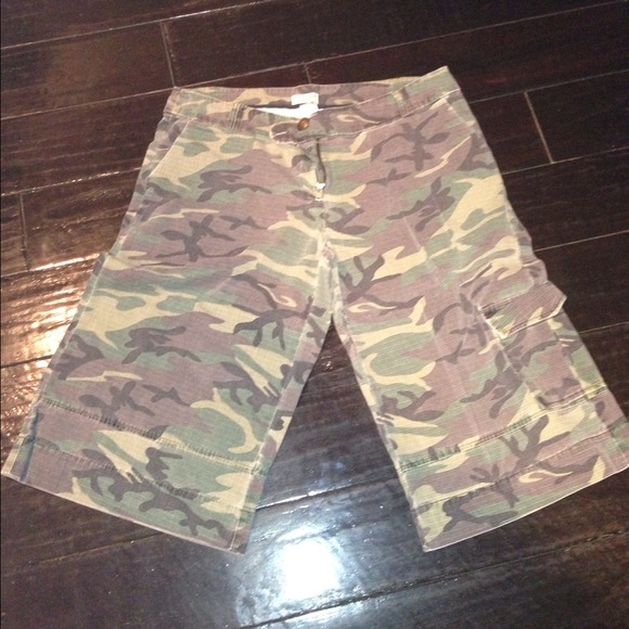 Guess Army Printed Cargo Capris