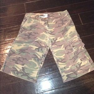Guess Army Printed Cargo Capris