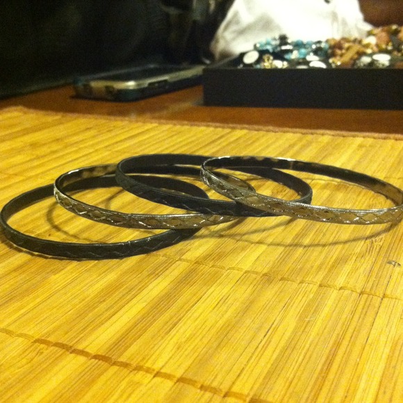 Bracelets/bangles