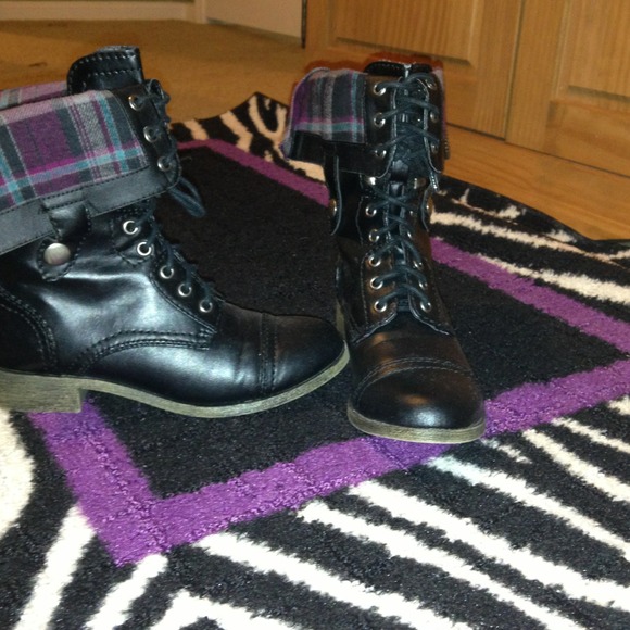 💥Reserved💥Cute laced up leather boots