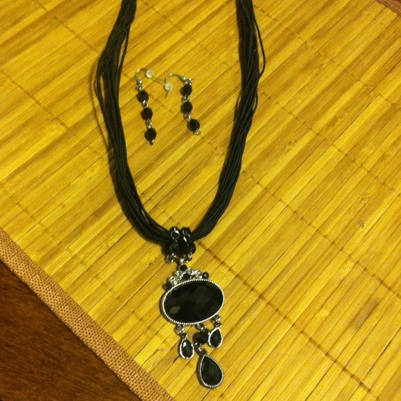 Necklace & earring set
