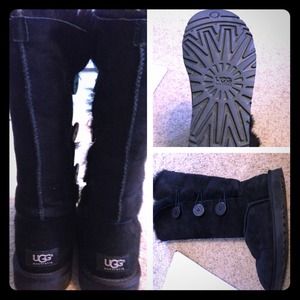 Triplet Bailey Button Uggs -black