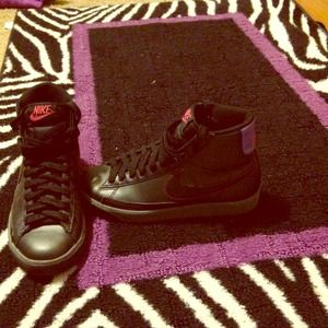 ✨Reduced Priced✨Black pink and purple nike