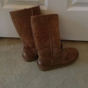 Classic tall UGG's in Chestnut
