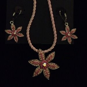 🔻🔻 REDUCED 🔻🔻Pink flower earring/necklace set