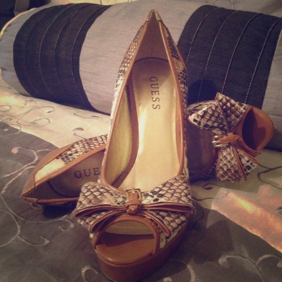 Guess high heels,been wore once. Tan snake skin - Picture 1 of 3