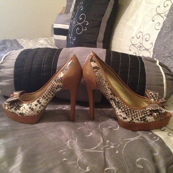 Guess high heels,been wore once. Tan snake skin - Picture 2 of 3