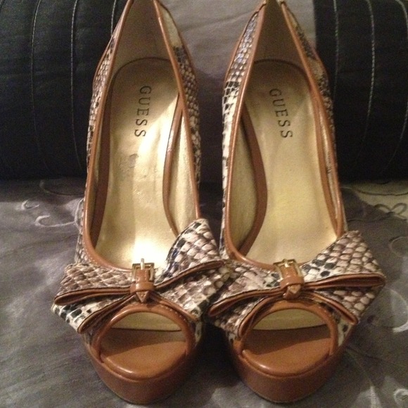 Guess high heels,been wore once. Tan snake skin - Picture 3 of 3