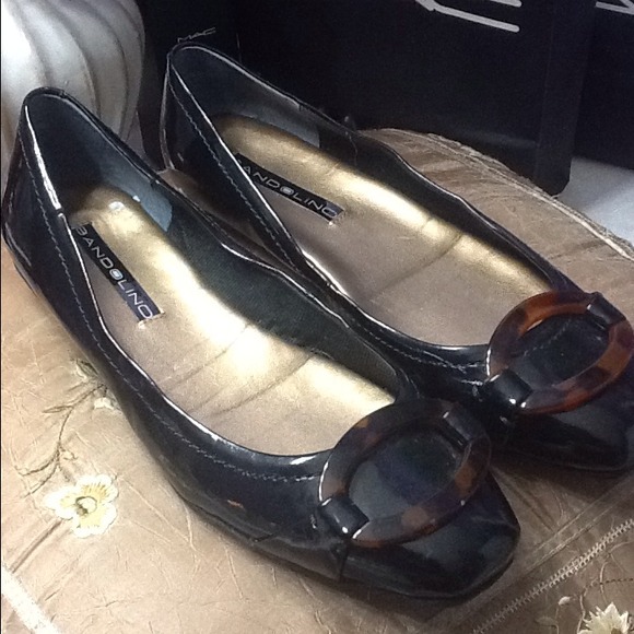 Bandolino black leather flats
