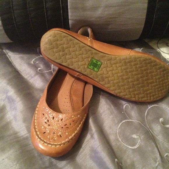 Ladies flat vet comfortable shors - Picture 2 of 2