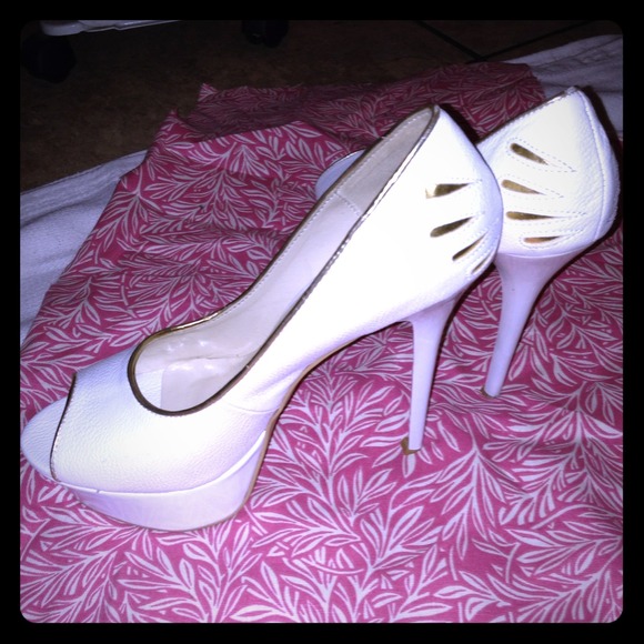 🔴Reserved🔴White Peep Toe Pumps w/ Gold Accents