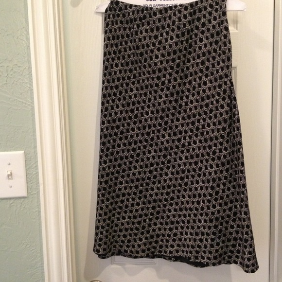 Link print black skirt