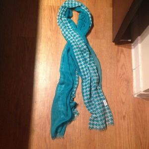 2 Scarfs