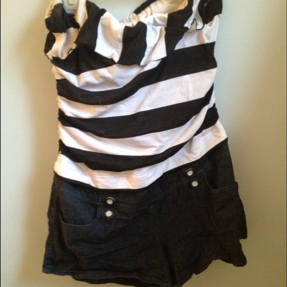 ❌SOLD❌Black n white one piece ruffle romper