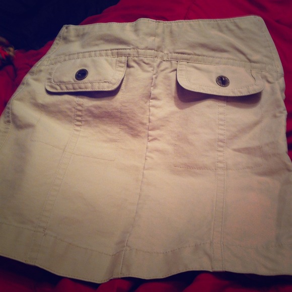 Tommy front pocket khaki skirt