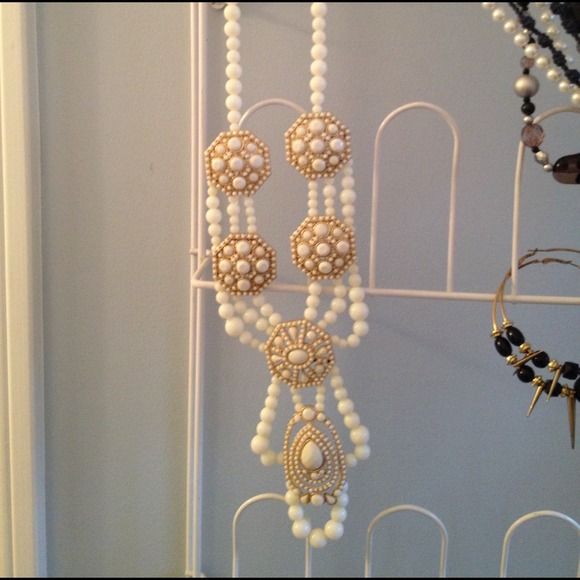 White and gold pearl bulky necklace