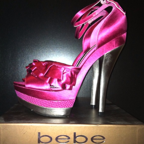💋SOLD💋Bebe Fuchsia Ruffle Open Toe Platform
