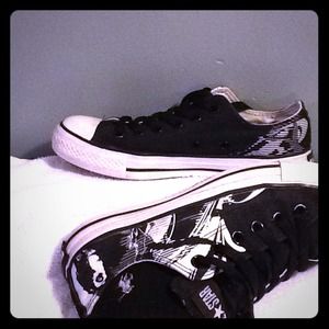 💯original REDUCED!! converse all star black/white