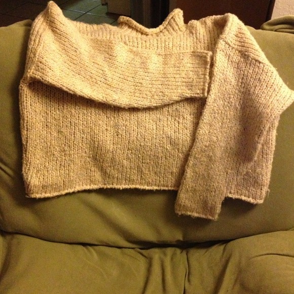 Cropped loose turtleneck sweater. - Picture 2 of 4