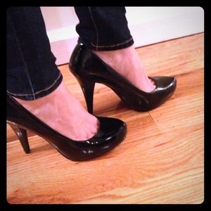 NIB Steve Madden leather pumps