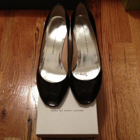 Marc by Marc Jacobs black leather kitten heels! - Picture 2 of 4