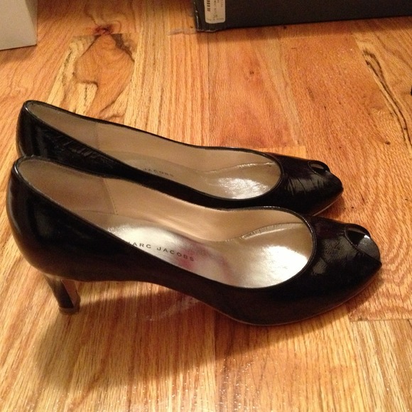 Marc by Marc Jacobs black leather kitten heels! - Picture 3 of 4
