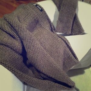 Beige large knot shawl and long gloves