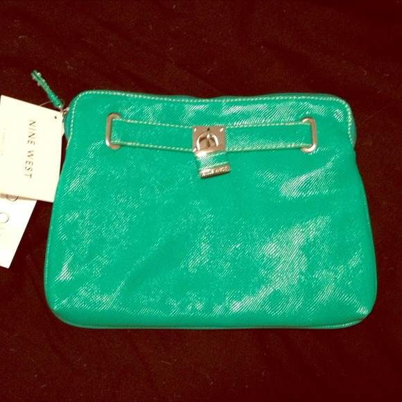 <SOLD> green clutch with leopard interior. - Picture 1 of 3
