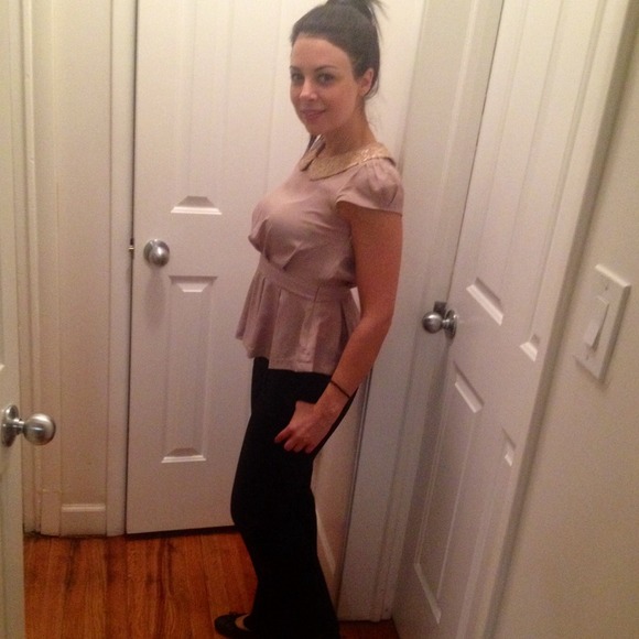 โฌ๏ธ$25 โฌ๏ธSilk peplum top with sequence collar NWT๐ - Picture 2 of 3