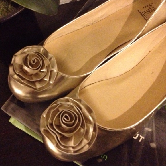 ❌DONATED - NO LONGER AVAILABLE❌ Gold Rose Flats - Picture 3 of 3