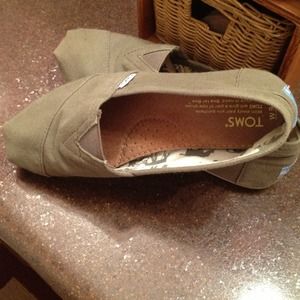 TOMs worn a few times. Size 9 women's 💗💗