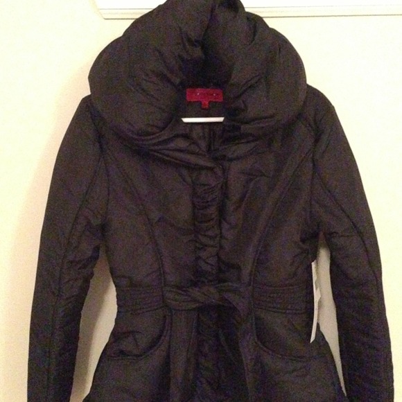 Sold in bundle!!! Black BNWT Belted puff jacket - Picture 2 of 2