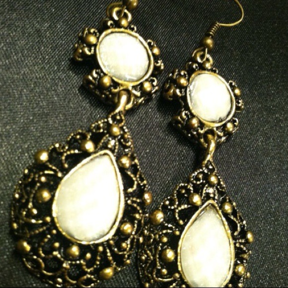 (3 for $15 🤑‼️) New Vintage style White Gem Earrings