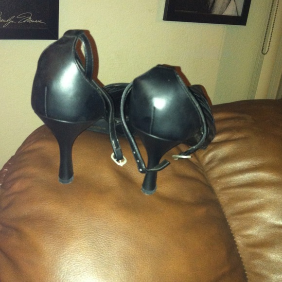 Never worn size 7 heels - Picture 2 of 3