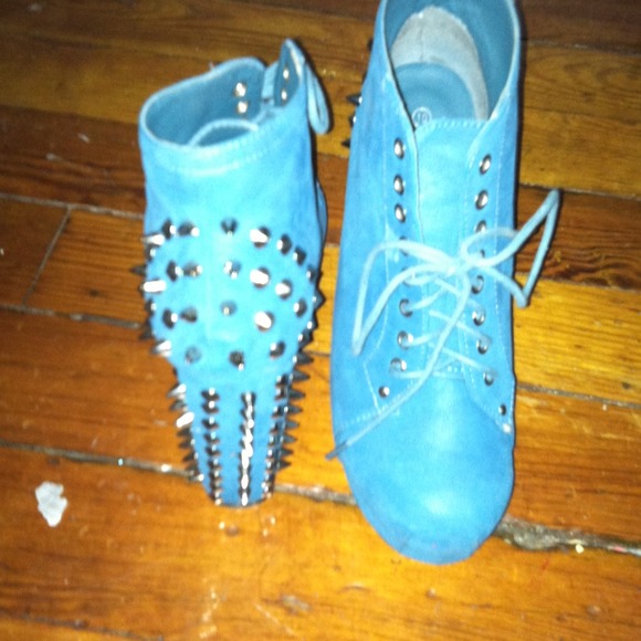 A pair of booties size 10 - Picture 2 of 2