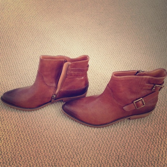 Size 8 Brown leather Lucky brand low boots.