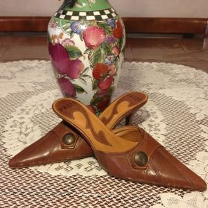 Leather kitten heeled PAZZO shoes made in Brazil.