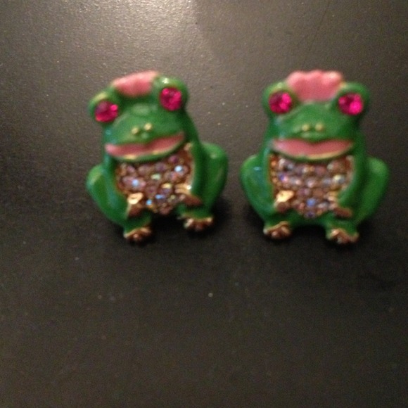 🔥 SOLD 🔥Betsey Johnson Prince Charming Studs - Picture 1 of 2