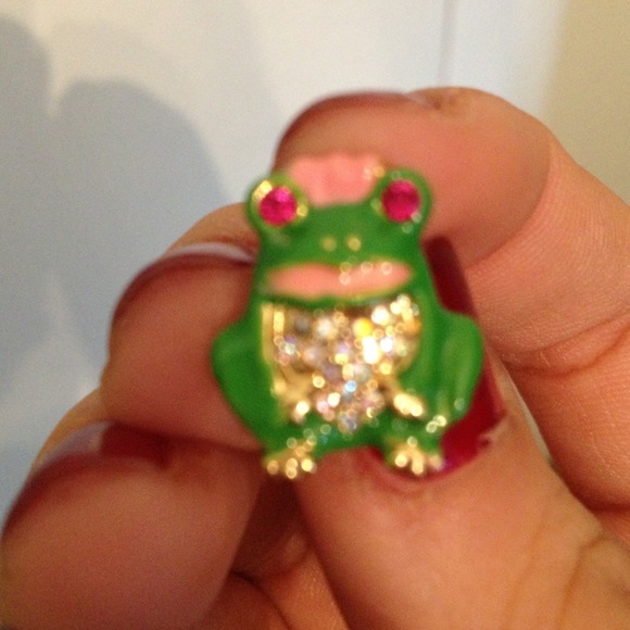 🔥 SOLD 🔥Betsey Johnson Prince Charming Studs - Picture 2 of 2