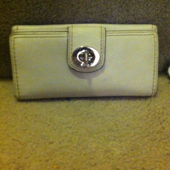 ⭐⭐REDUCED⭐⭐White coach wallet