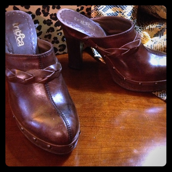 SOLD in bundle @sigdevera ❤Kenneth Cole Clogs